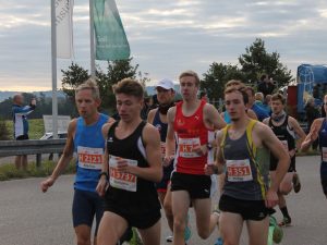 Domenik vorne kurz nach dem Startschuss des Malbmarathons mit den drei Läufern aus dem Sportkreis Pforzheim