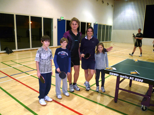 Übungsleiterin Daniela Neeff mit dem Tischtennis-Nachwuchs 